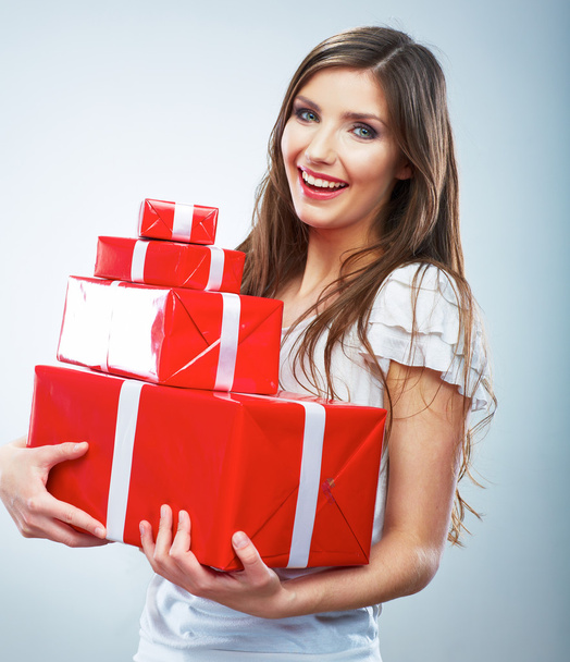 Woman holding gift box - Foto, afbeelding