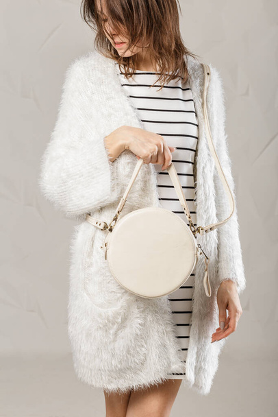 Stylowa modna kobieta z białą okrągłą torbą - Zdjęcie, obraz