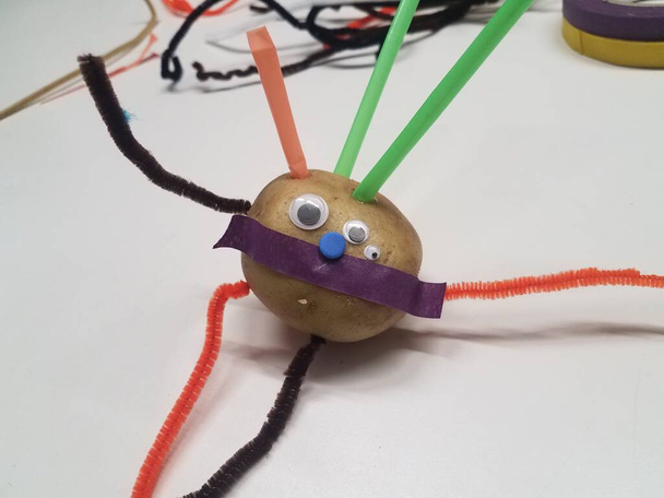 potato with straws and pipe cleaner on table - Φωτογραφία, εικόνα