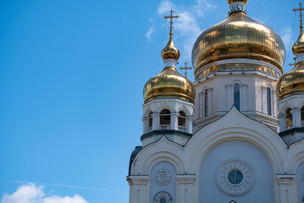 Chabarowsk, Rosja - 15 czerwca 2019: Katedra Spaso-Preobrazhensky w Chabarowsku na tle błękitnego chmurnego nieba. - Zdjęcie, obraz