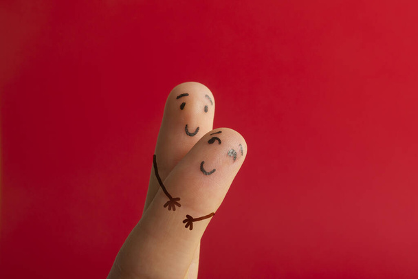 Malované šťastné prsty smajlík v lásce na červeném pozadí - Fotografie, Obrázek
