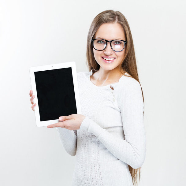 Woman holding tablet - Foto, afbeelding