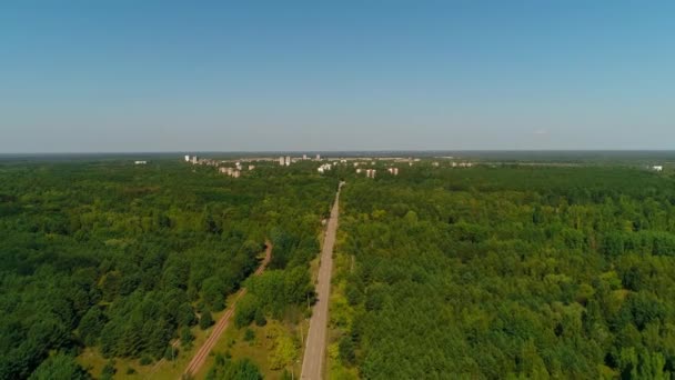 Letecký pohled panorama lesa a silnic ve městě ripyat nedaleko Černobylu - Záběry, video