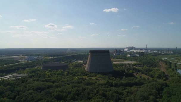 Letecký pohled na chladicí věže pátých a šestých jaderných reaktorů Černobylu - Záběry, video