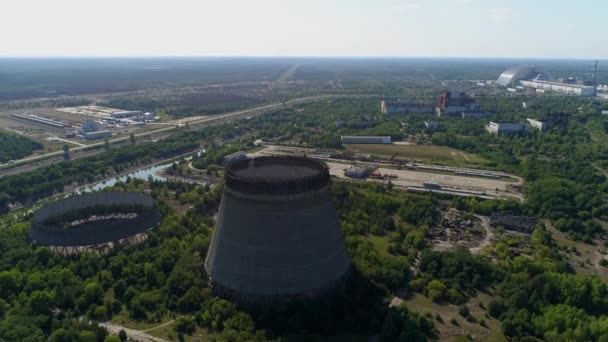 Luchtfoto van koeltorens voor de vijfde, zesde kernreactor van Tsjernobyl Npp - Video