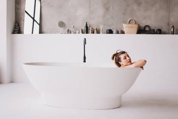 Beautiful woman relaxing in the bathtube. - Foto, immagini