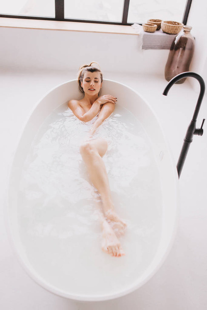 Beautiful woman relaxing in the bathtube. - Foto, imagen