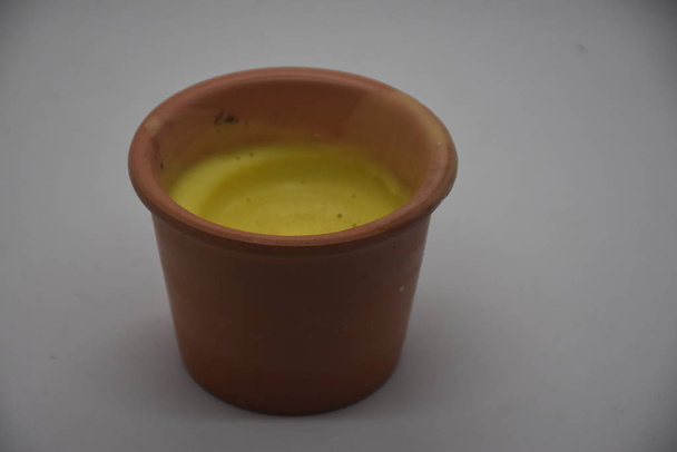 Szoros kilátás sárga smoothie agyag csésze - Fotó, kép