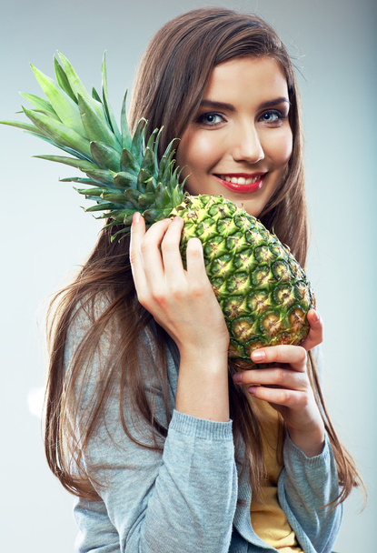 Woman with pineapple - Foto, afbeelding