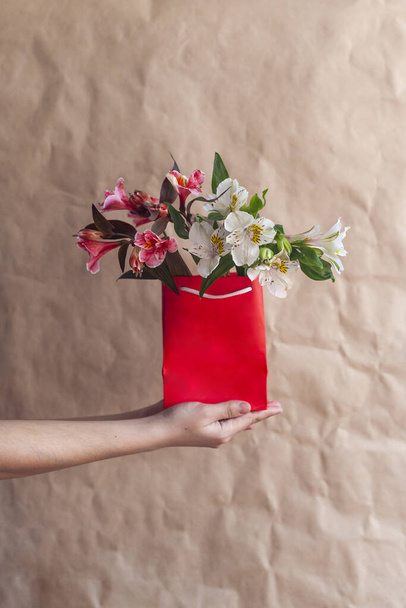 Bloemenwinkel. Bloemen geven. Handen vasthouden lente bloemen boeket - Foto, afbeelding