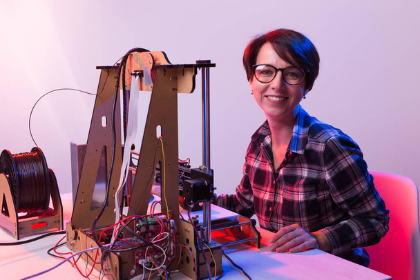 3D yazıcıdaki ürünü yapan kadın öğrenci - Fotoğraf, Görsel