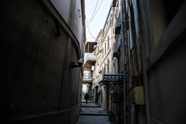 Azerbaycan 'ın eski kenti Bakü' de boş bir cadde. Eski şehir Bakü. Inner City binaları. Bahar erken geldi. - Fotoğraf, Görsel