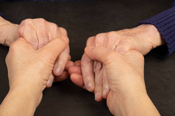 Wrinkled senior hands - Foto, immagini