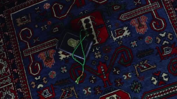 Santo corán musulmán en la alfombra oriental en la mezquita. Libro islámico Corán con rosario
 - Metraje, vídeo