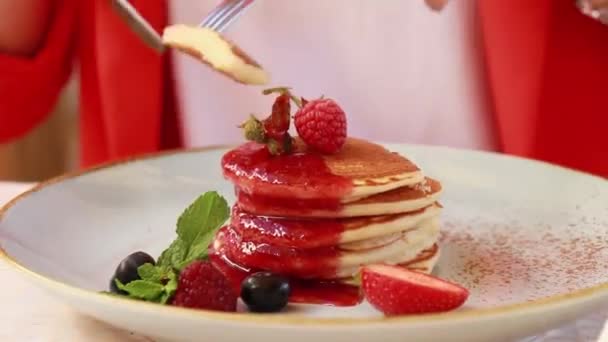 pancakes with strawberry jam in a restaurant - Video, Çekim
