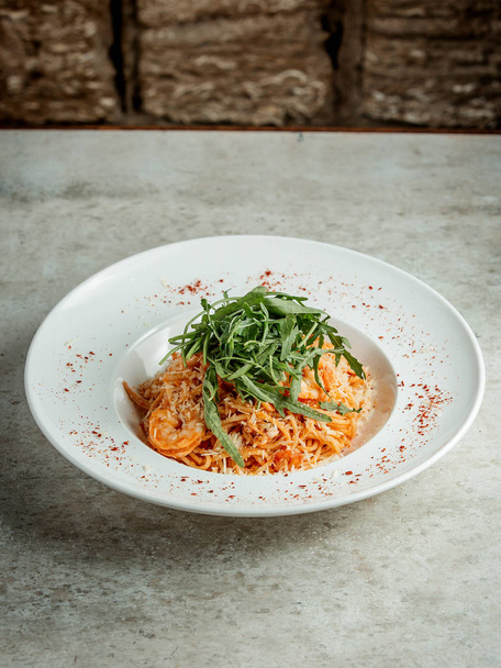 spaghetti with shrimps and herbs - Foto, Imagen