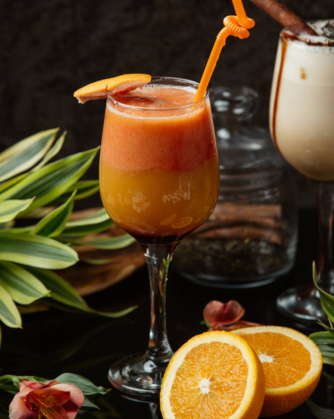 A glass of orange juice decorated with orange - Zdjęcie, obraz