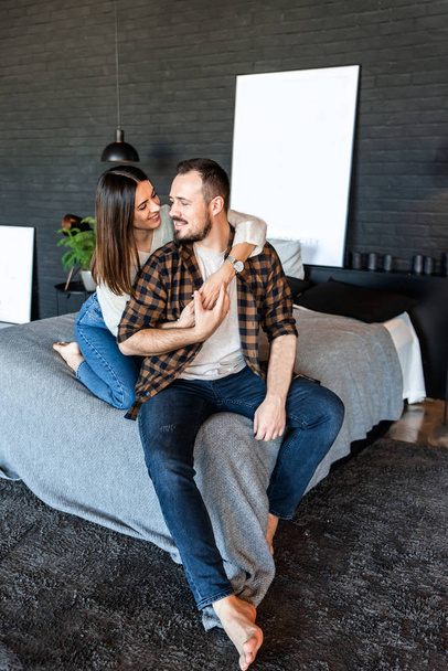 Atractiva pareja en un dormitorio loft en casa
 - Foto, Imagen