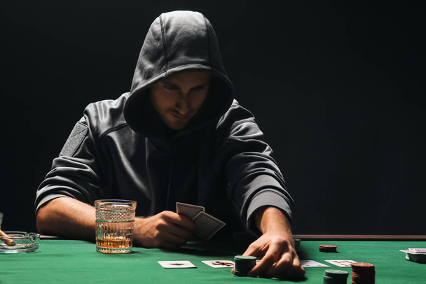 Mannelijke kaartscherper spelen in casino - Foto, afbeelding
