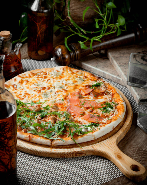 salmon caesar pizza on the table - Foto, immagini