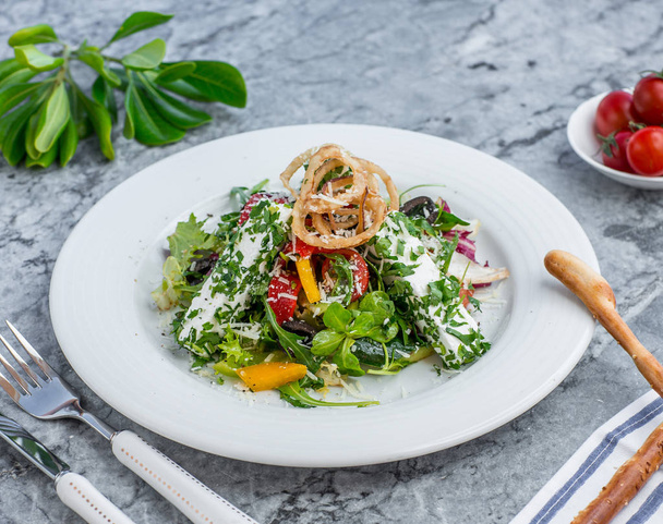Vegetable salad with white cheese, bell peppers, arugula, cucumber, tomato - Φωτογραφία, εικόνα