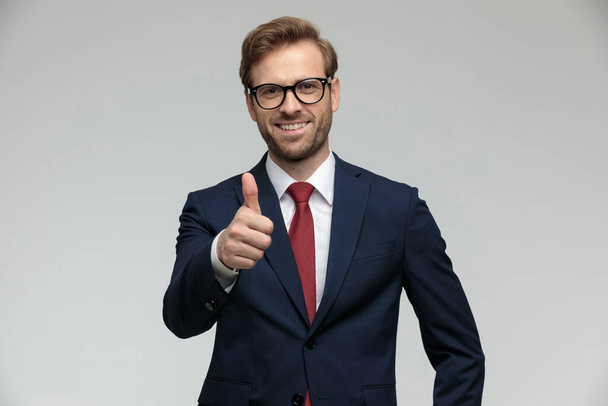 businessman standing and giving a thumbs up - Foto, imagen