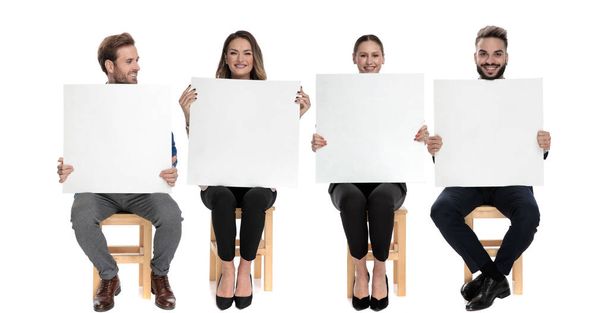 Команда из 4 счастливых бизнесменов с пустыми рекламными щитами
 - Фото, изображение