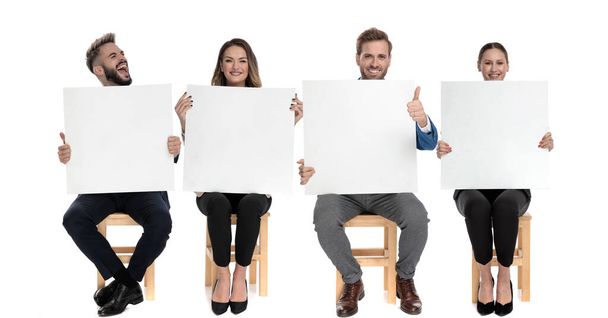 4 бизнесмена держат пустые рекламные щиты, показывая большие пальцы вверх
 - Фото, изображение
