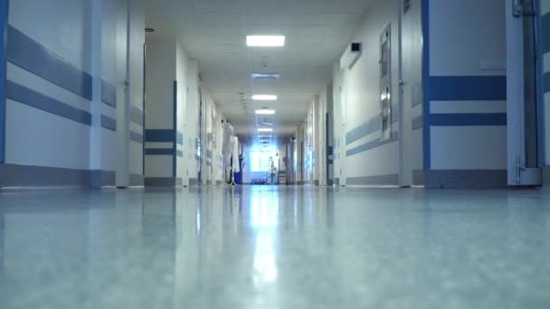 Длинный пустой коридор в больнице
 - Кадры, видео