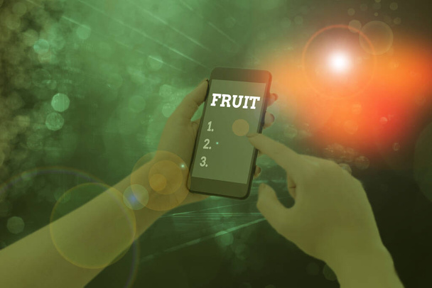 Εννοιολογική γραφή χεριών που δείχνει Φρούτα. Επιχειρηματικό κείμενο φωτογραφία γλυκό και σαρκώδες προϊόν ενός δέντρου ή άλλου φυτού που περιέχει σπόρους. - Φωτογραφία, εικόνα