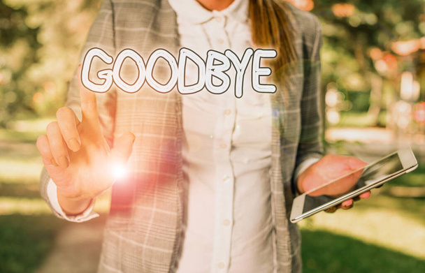 Konzeptionelle Handschrift, die auf Wiedersehen zeigt. Geschäftsfotos, die zum Ausdruck von guten Wünschen beim Abschied oder am Ende eines Gesprächs dienten Geschäftsfrau sitzt mit Handy und Tasse Kaffee. - Foto, Bild
