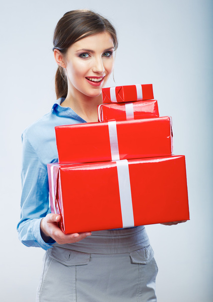 Business woman holding gift box - Foto, afbeelding