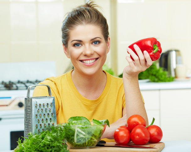 nő főzés zöldség - Fotó, kép