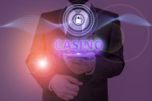 Teksti merkki osoittaa Casino. Käsitteellinen kuva rakennus, jossa pelejä erityisesti rulettia ja korttipelejä pelataan
. - Valokuva, kuva