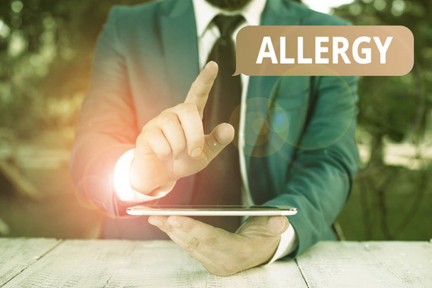 Allergyを示すメモを書く。特定の物質に対する免疫系の過敏性を示すビジネス写真彼の前で指を指しているビジネスマン. - 写真・画像