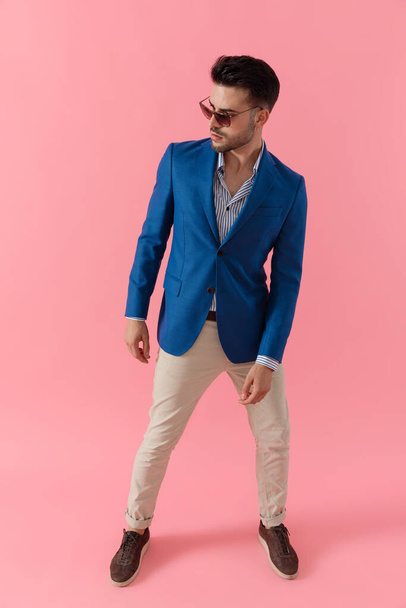 сексуальный молодой умный парень, стоящий в позе моды
 - Фото, изображение