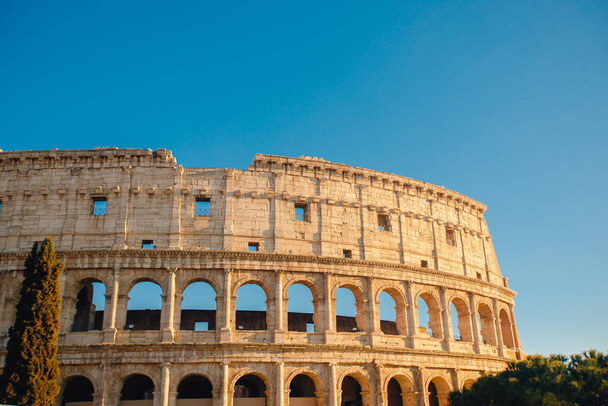 Coliseu ou Coliseu ruínas antigas fundo azul céu Roma, Itália
 - Foto, Imagem