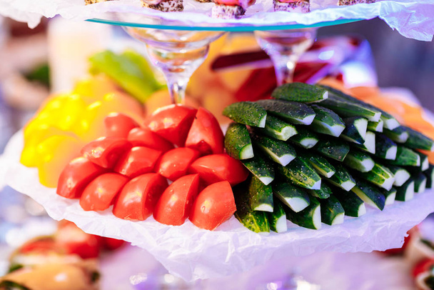 Partiye yakın tabakta dilimlenmiş çiğ sebzeler. Sağlıklı yiyecekler. seçici odak - Fotoğraf, Görsel