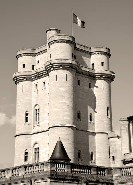 PARIGI FRANCIA 09 23 2019: Il castello di Vincennes è una massiccia fortezza reale francese del XIV e XVII secolo nella torre del Don, alta 52 metri, la più alta struttura fortificata medievale d'Europa
 - Foto, immagini
