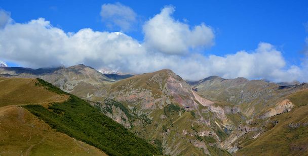 A Kazbek-hegy egy szunnyadó sztratovulkán és a Kaukázus egyik legnagyobb hegye, amely Grúzia Kazbegi kerületének és Észak-Oszétia Orosz Köztársaságának határán helyezkedik el. - Fotó, kép