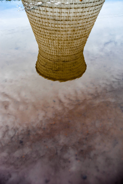 Охлаждающая башня теплоэлектростанции, отраженная в воде - Фото, изображение