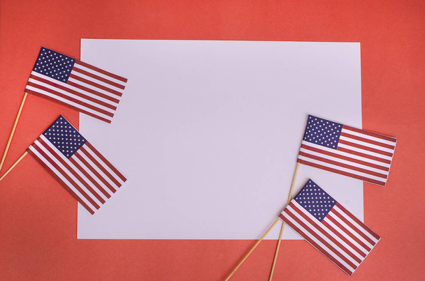 Kopírovat prostor pro americkou dovolenou: bílé pozadí s červeným rámečkem s americkými vlajkami.  - Fotografie, Obrázek