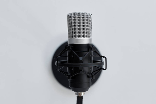 close up of microphone on white background - Foto, afbeelding