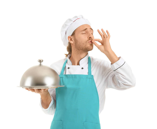 Glücklicher männlicher Koch mit Tablett und Cloche auf weißem Hintergrund - Foto, Bild