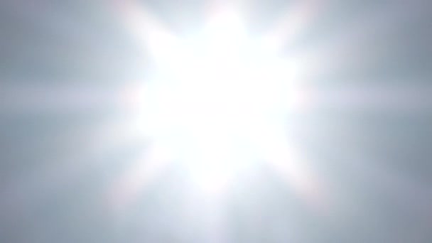 Z pełnej białej ramki, aparat odsuwa się od jasnego słońca w przejrzysty dzień powodując efekt warp i rozbłyski słoneczne. - Materiał filmowy, wideo