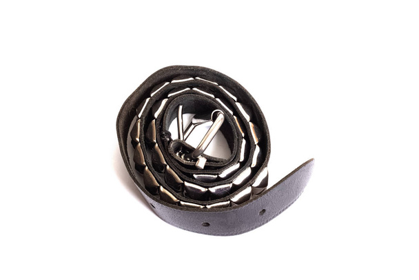 Cinturão preto com rebites metálicos isolados sobre fundo branco
 - Foto, Imagem