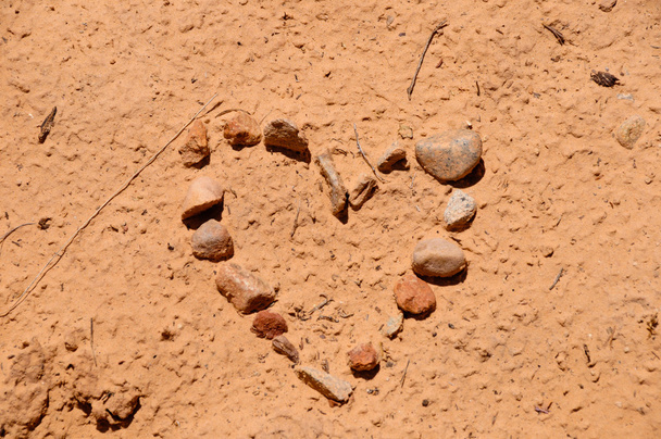 Сердце из красных камней
 - Фото, изображение