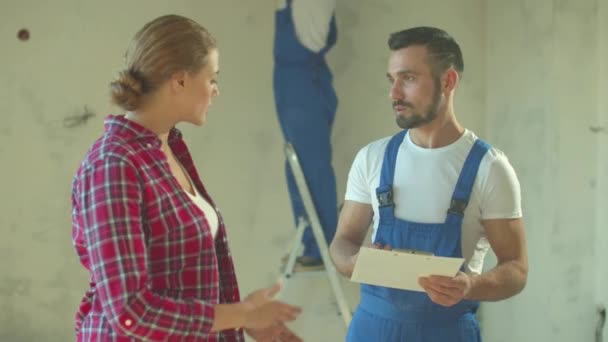 Constructor habla con la mujer y le da sus documentos
 - Imágenes, Vídeo