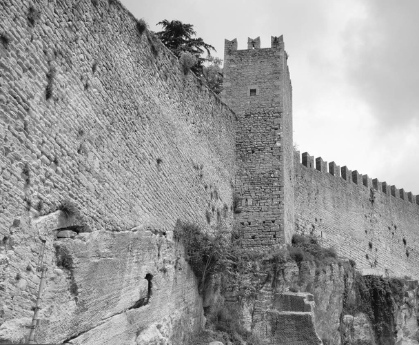 Die Mauern der Festung Guaita, der älteste und berühmteste Turm von San Marino. - Foto, Bild