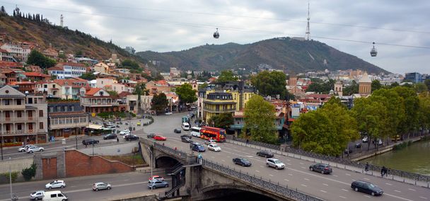 Georgien, Tiflis. 24.08.2015. Blick auf das alte Tiflis (Dzveli Tbilisi) und die Festung Narikala im Hintergrund.  - Foto, Bild